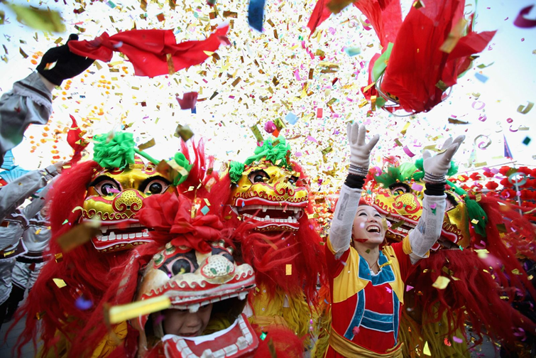 Une foule célébrant le Nouvel An Chinois en 2021. Les nouvelles festivités en 2022 s'annoncent encore plus somptueuses.